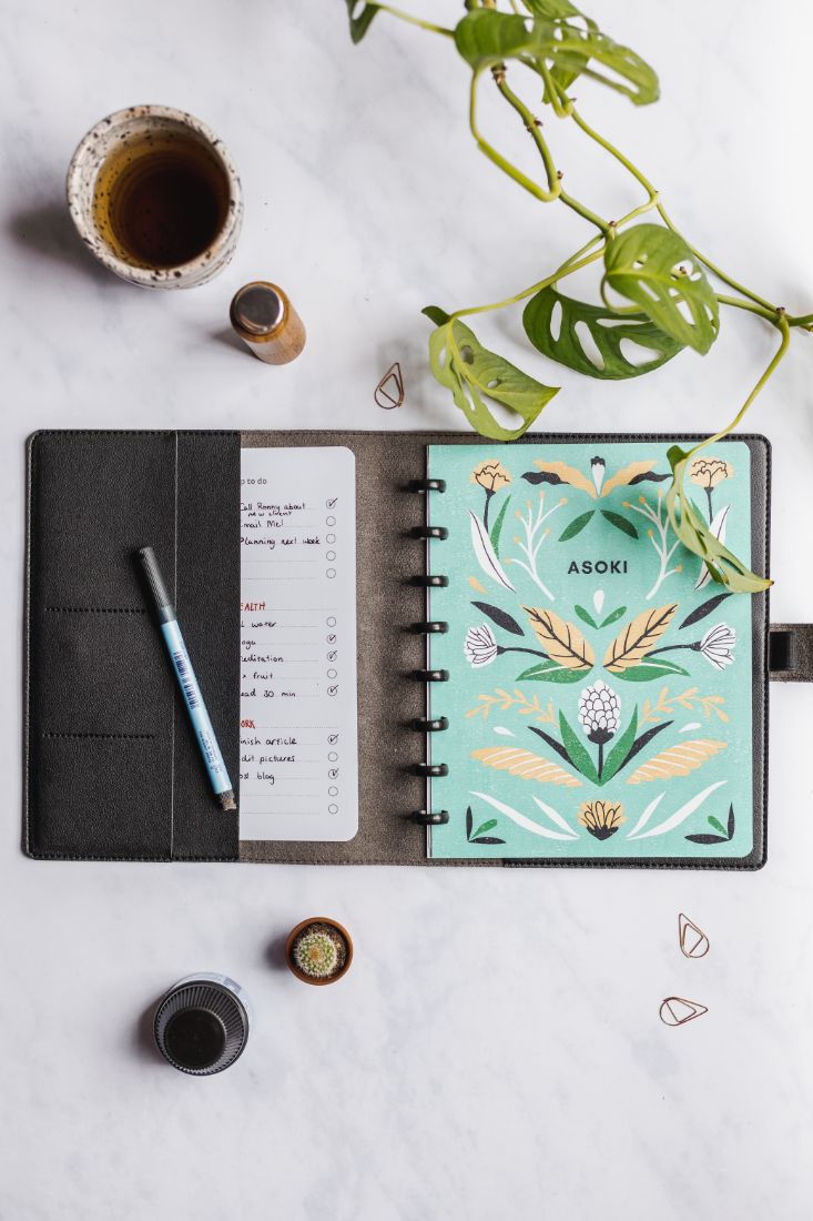 Asoki Planner with a black, vegan cover with pockets