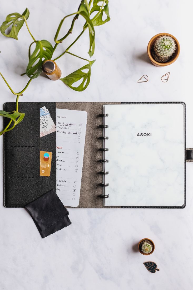 Black leather-free cover with pockets and a pen loop for you Asoki Planner
