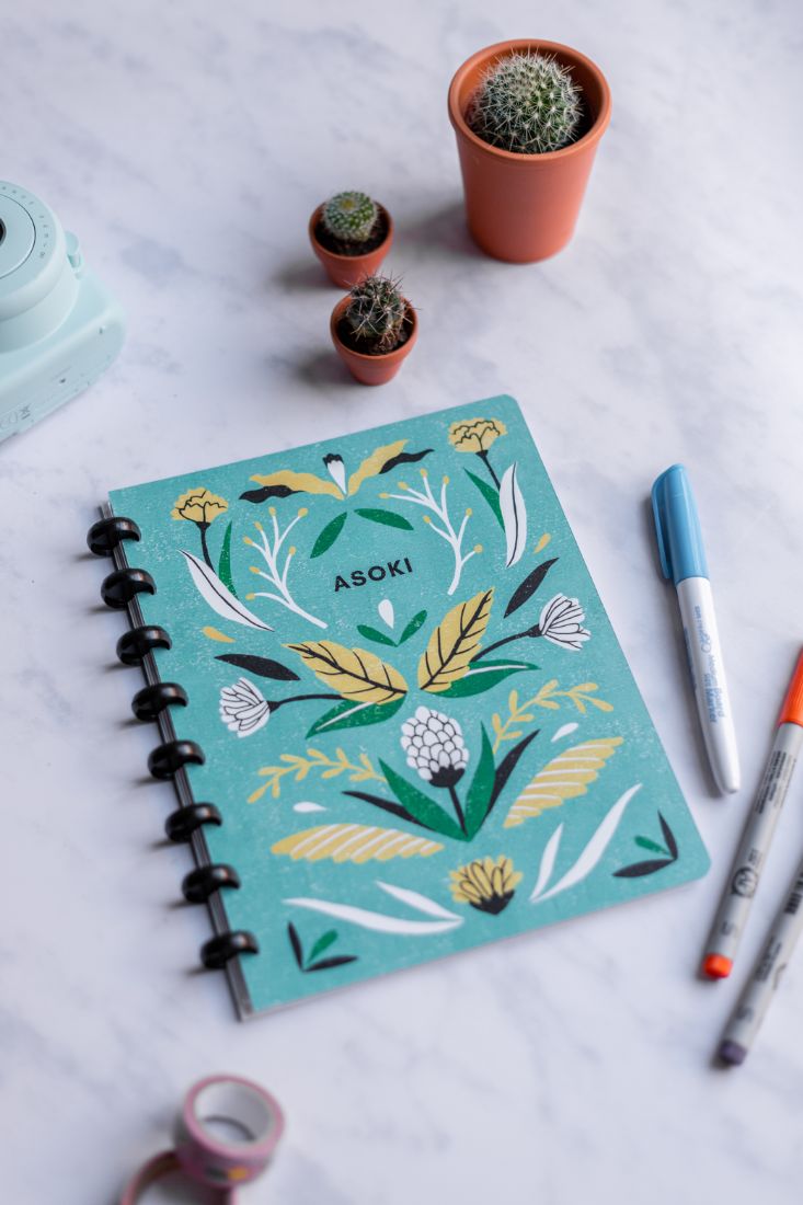 Reusable and erasable Asoki Planner with a black ring binding and a cover illustrated by Sanny van Loon